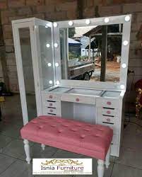 Dengan fitur penerangan lampu pada frame mirrornya pada sisinya, meja rias berlampu. Jual Meja Rias Lampu Modern Minimalis Duco Putih