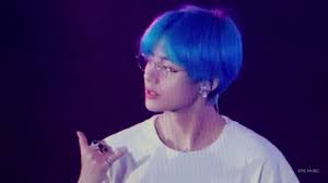 Taehyung With Blue Hair And Glasses Is Aesthetic Credit To The Rightful Owner Cabelo Azul Cabelo Fanfiction