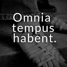 Omnia Tempus Habent Lateinisch Fur Alles Hat Seine Zeit Tattoo Spruche Lebensmotto Weisheit Tattoo Tattoo Spruche Latein