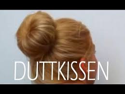 Mit diesen frisuren sieht ihr gesicht mit oder ohne pony schön und schmaler aus. Duttkissen Anwenden Selber Machen Voluminoser Dutt Youtube