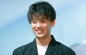 Gq men of the year 2018. ç«¹å†…æ¶¼çœŸ ã‚«ãƒƒã‚³ã‚ˆã•æ€¥ä¸Šæ˜‡æ ª1ä½ã« ã‚·ãƒãƒžãƒˆã‚¥ãƒ‡ã‚¤