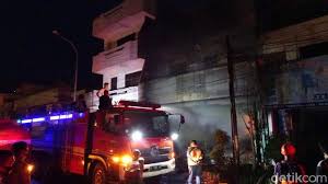 Sudah 7 Jam Kebakaran 3 Toko Di Rembang Belum Padam