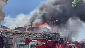 Yanan fabrikadan yükselen dumanlar birçok ilçeden görülürken, yer yer patlama sesleri de duyuldu. Istanbul Da Kebapcida Cikan Yangin Cevresindeki Binalara Sicradi