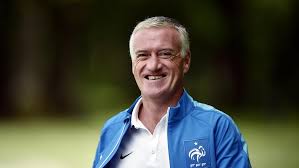 Il est alors le plus jeune capitaine français à avoir soulevé un tel trophée. Les Nouvelles Dents De Didier Deschamps Font Le Buzz Sur Twitter