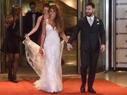 Jul 02, 2021 · sang istri, antonella roccuzzo, mengenang lagi momen pernikahan mereka. At His Reception Lionel Messi Shows Fancy Footwork On The Dance Floor Football News