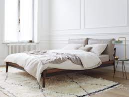Un letto matrimoniale in legno decapato bianco sarà perfetto per una camera romantica stile shabby chic, mentre un letto in legno scuro andrà inserito in un contesto più classico o addirittura barocco. Letto Matrimoniale In Legno Massello Con Testiera Imbottita Mobili Mobili Da Camera Idee Per Decorare La Casa