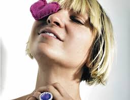 Consultez les meilleures paroles de chanson de sia comme les hits chandelier ou titanium (feat. Le Decryptage Du Phenomene Sia Moustique Be