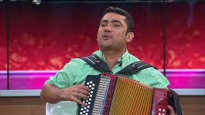 En presencia de cientos de asistentes al concierto, zuleta ayudó a la joven a subir a la tarima para dedicarle unos versos. Ivan Zuleta Home Facebook
