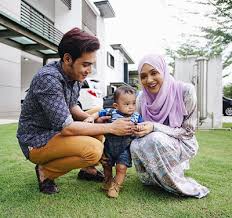 Hubungan cinta di antara shaufiq bersama insyirah berantakan akibat campur tangan keluarga. Drama Kelip Kelip Kota London 2017