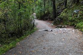 De wegen zijn vaak niet breed en de maximale snelheid ligt meestal op 80 km per uur. Stavanger Unsere Wanderung Zum Preikestolen Norwegen