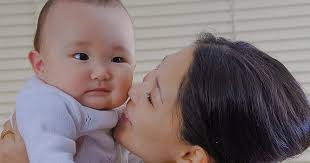 Иногда дети с возрастом, находясь на расстоянии от родителей. Segodnya Kazahstan Otmechaet Den Materi Qazaqstan Ò±lttyÒ Telearnasy