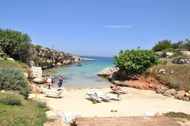 Resort baia del silenzio si affaccia direttamente sul mare.grazie alle sue strutture eco friendly, sembra quasi confondersi nel verde in uno dei tratti più belli della costa del parco da soli, in coppia, con i figli o con gli amici, scegliete cosa fare senza porvi limiti, spaziando tra sport, divertimento e relax. Monopoli Mare Un Connubio Da Vivere Non Solo Sulla Spiaggia