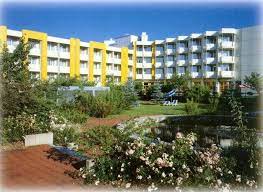 It takes 10 minutes on the train to the centre. Holiday Inn Munich South