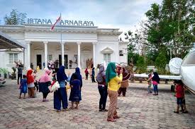 Yuk, kapan lagi bisa menikmati suasana khas pedesaan sambil naik sepeda ontel. Rute Dan Harga Tiket Masuk Istana Parnaraya Di Wonogiri Halaman All Kompas Com