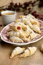 Cornulețe fragede cu ingrediente la îndemână, ușor de făcut dar mai ales de mâncat. Cornulete Fragede Cu Untura Si Smantana Diva In Bucatarie