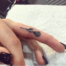 Cute Rose Tattoo On The Finger Finger Rose Tattoo Finger Tattoos Matching Tattoos