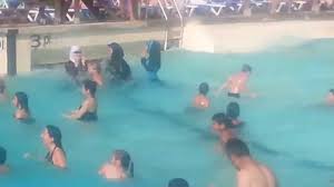 Des Femmes Musulmanes Dans Une Piscine A Vagues Youtube