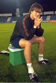 Former Manutd Midfielder David Beckham Enjoys Some Down Time During A Training Session David Beckham Manchester United Legends David Beckham Family