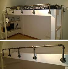 Erganzt Das Selbstgebaute Hochbett Optimal Gelander Aus Schwarzen Temperguss Fittings Und Wasserrohr Befestigt Mit Decken Wasserrohr Hochbett Diy Mobel Ideen