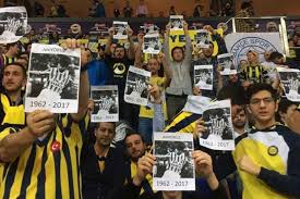 Ancak rıdvan dilmen'e asıl tepkiyi göstrenn kesim, fenerbahçe taraftarı. Fenerbahce Taraftari Ridvan Dilmen I Protesto Etti Evrensel