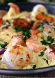 Poelee De Saint Jacques Crevettes Et Saumon Aux Epices Douces Et Parfumees Les Epices Rient Recettes De Cuisine Cuisine Poisson Recette Poisson