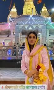 Sara Ali Khan reaches Ganesh temple in ...