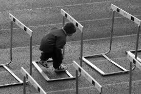El obstaculo es el camino es un libro inteligente de autoayuda repleto de ejemplos de la historia de personas que lograron superar la adversidad en grandeza. El Obstaculo Es El Camino Rincon De La Psicologia