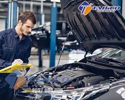 Hình ảnh về Kỹ thuật viên ô tô đang sửa chữa động cơ