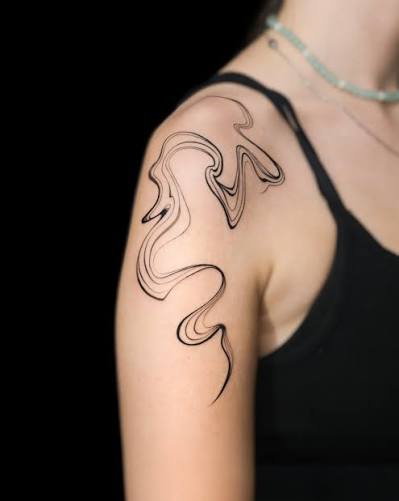 An abstract wave of movement that feels alive on the skin. This minimalist shoulder tattoo by Beer is all about flow and form. 🌀 💬 Curious about custom abstract work? Let's chat.