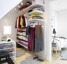 Walk In Behind Bed Dressing Sous Combles Rangement Dressing Idee Dressing