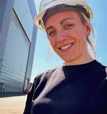 Just thought I could get to meet new people,I'm a marine engineer I'm 33  years …thanks y'all 😍😊