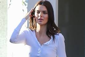 Kendall jenner fed her horse a snack. Lagi Lagi Kendall Jenner Muncul Makan Siang Pakai Kaus Tanpa Bra