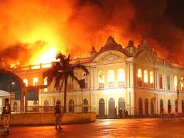 Eles atuavam no combate às chamas do incêndio que começou por volta das 22h. Incendio Atinge Mercado Publico De Porto Alegre Predio E Do Ano De 1869 Noticias De Mt Olhar Direto