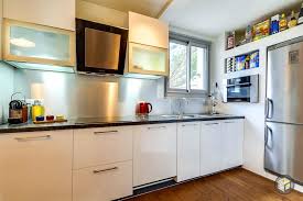 La couleur ou un four chaleur tournante coupl. Petite Cuisine 15 Cuisines De Petite Surface Pour Faire Le Plein D Idees D Amenagement Par Marion Arnoud Loherst Domozoom Com