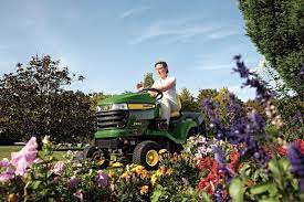 C'est l'outil indispensable pour tondre des jardins de petites et moyennes surfaces. Bien Choisir Un Tracteur Tondeuse Equip Jardin Le Blog