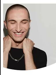 rok temu o tej porze raczej nie pomyślałbym że uśmiechnę się na zdjęciu,  mój świat jednym słowem załamał się, ale nie poddałem się i poszedłem swoją  drogą, niekoniecznie rozumianą przez moje otoczenie.