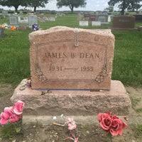 Filmlerini hiç izlememiş olsanız dahi bu ismin ikon olduğunu biliyorsunuz. James Dean S Grave Cemetery In Fairmount
