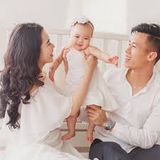 Nếu để ý kỹ bạn sẽ thấy mái tóc của anh chàng chẳng bị xê dịch chút nào trong suốt 90 trong ngày cưới, hải quế đốt mắt fangirl với vẻ ngoài đẹp trai như người mẫu nhưng cũng chẳng kém phần lạnh lùng. Vá»£ Hoa Khoi Cá»§a Quáº¿ Ngá»c Háº£i Vá»«a Sinh Xong Ä'a Ä'áº¹p Chuáº©n Gai 1 Con