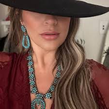 Sandy Macon's Instagram, Twitter & Facebook