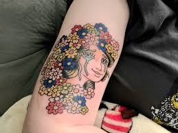 We also offer laser tattoo removal, for that old ink you don't want anymore. Scrolldrop Tattoos