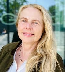 Claudia Kroll's Instagram, Twitter & Facebook