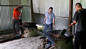Seperti api makan = dalam sekam). Mendulang Uang Dari Sekam