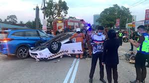 Harian metro memaparkan berita terkini di malaysia dan luar negara hari ini. Anggota Polis Maut Rakan Setugas Parah Mpv Kejar Suspek Terbalik Kosmo Digital