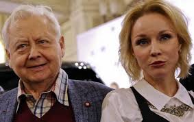 Однако профессионалы уверены, что ее внешность до и после среднего возраста просто не может быть одинаковой. Marina Zudina Do I Posle Plastiki Foto 300 Ekspertov Ru