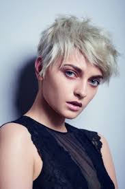Carré au menton, jeux de longueurs, esprit rebelle. Cheveux Les Coupes Tendances De L Automne Hiver 2018 2019