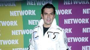 Jorge Salinas se le va a la yugular a un reportero y le dice: "No me  vuelvas a poner una mano encima" - El Diario NY