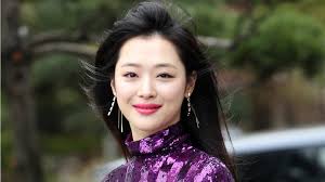 Amber josephine liu was born in los angeles in september 1992 the youngest daughter of taiwanese immigrants. Sulli The Woman Who Rebelled Against The K Pop World Bbc News