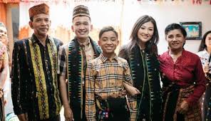 Tinggal dengan keluarga lokal tentu berbeda dengan tinggal sendiri karena ada beberapa aturan yang harus kamu patuhi. Sebelum Betrand Peto Jadi Anak Angkat Ternyata Ada Adat Yang Harus Dijalankan Ruben Onsu Apa Itu