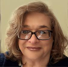 Can someone fix the glare in the corner of my friends eye ? TIA!