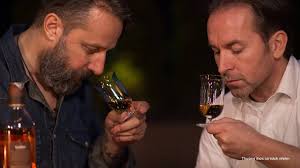 5 Cách Cầm Ly Rượu Whisky Chuẩn Xác Theo Nghi Thức Quốc Tế